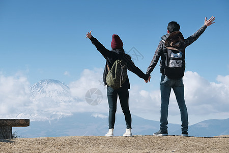 休息亚洲人约会富士山视图徒步旅行夫妇图片