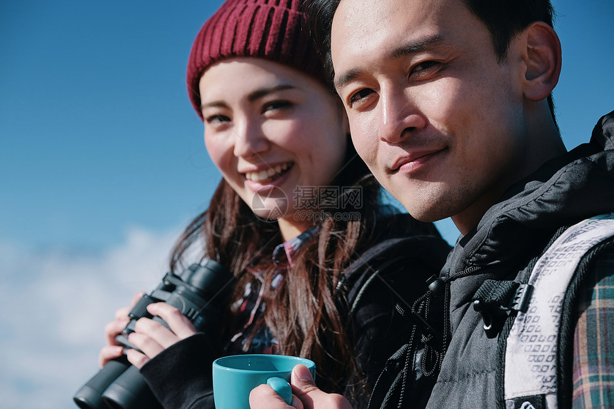 打碎异夫妇云富士山视图徒步旅行夫妇图片