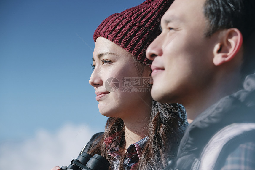 女孩微笑露营富士山视图徒步旅行夫妇图片