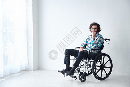 2020全球青年创新大会展板客厅年轻人人物轮椅男背景