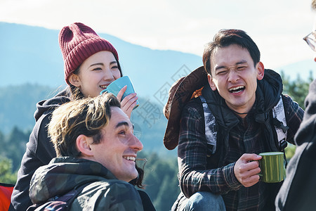 年轻男女户外旅行图片