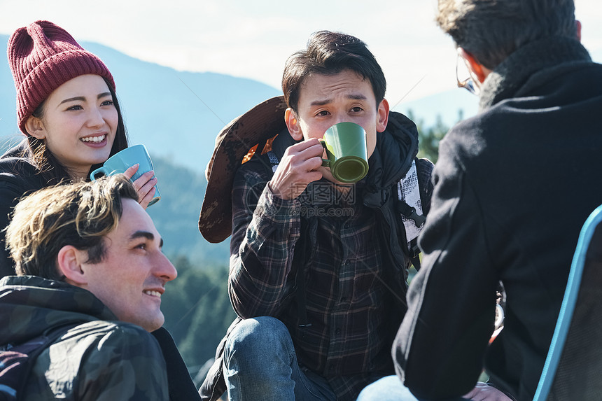 年轻男女户外旅行休息图片