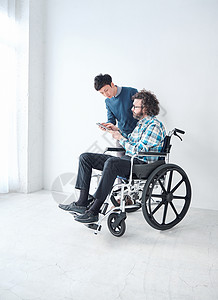 人物作品双人轮椅商人图片