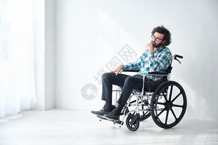 独自生活日常生活残疾人轮椅男图片