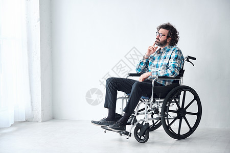二十几岁商务人士独自生活轮椅男图片