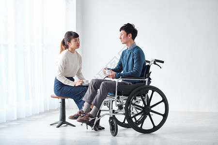 康复一起生活屏障轮椅男女图片