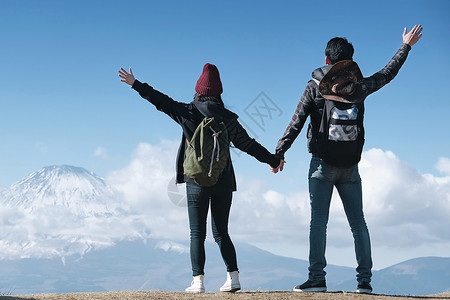 旅途约会欢闹富士山视图徒步旅行夫妇图片