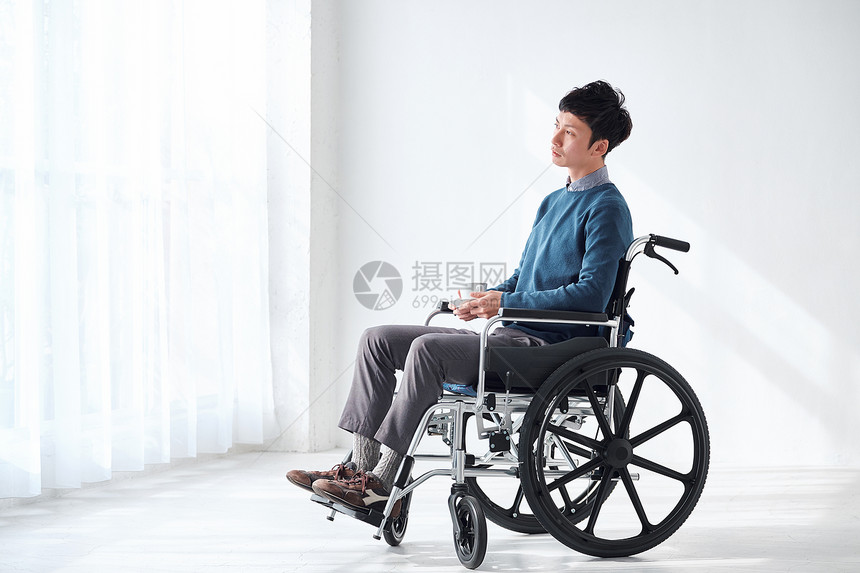 男人们一个独立的业务日常生活轮椅男图片