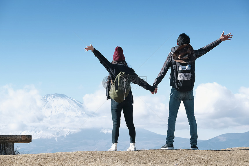 复制空间女孩女士富士山视图徒步旅行夫妇图片