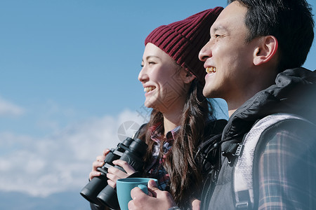 欣赏休闲预期富士山视图徒步旅行夫妇图片