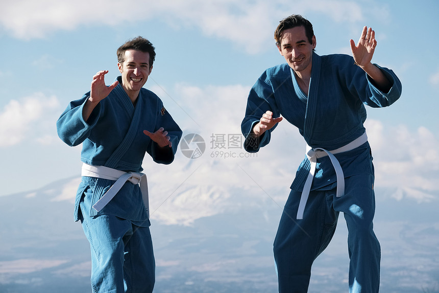 云彩蓝蓝的天空上半身武术形象富士山柔道外国人图片