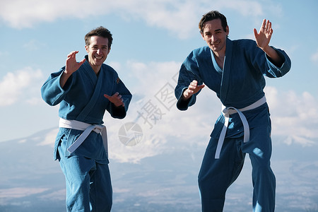 云彩蓝蓝的天空上半身武术形象富士山柔道外国人图片