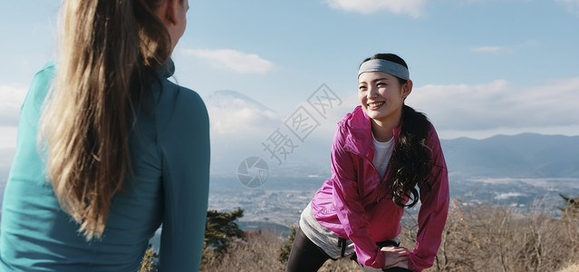 年轻美女户外跑步运动图片