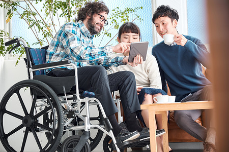 平板电脑文稿空间残疾轮椅商人图片