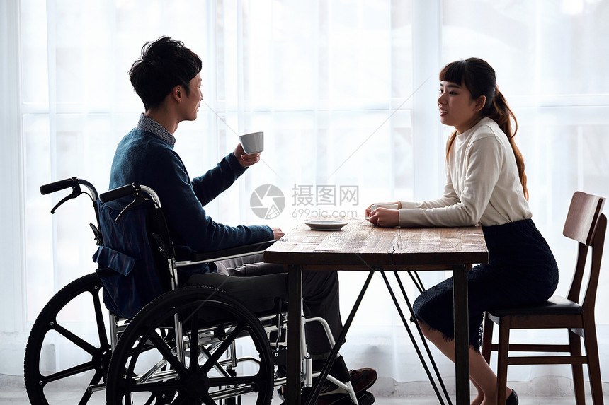 职业起居室情侣轮椅男女图片