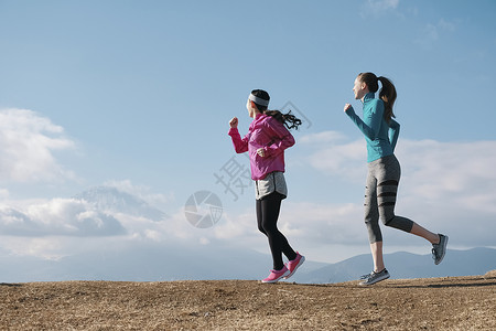 快乐欣赏观光客富士外国人女子跑步图片