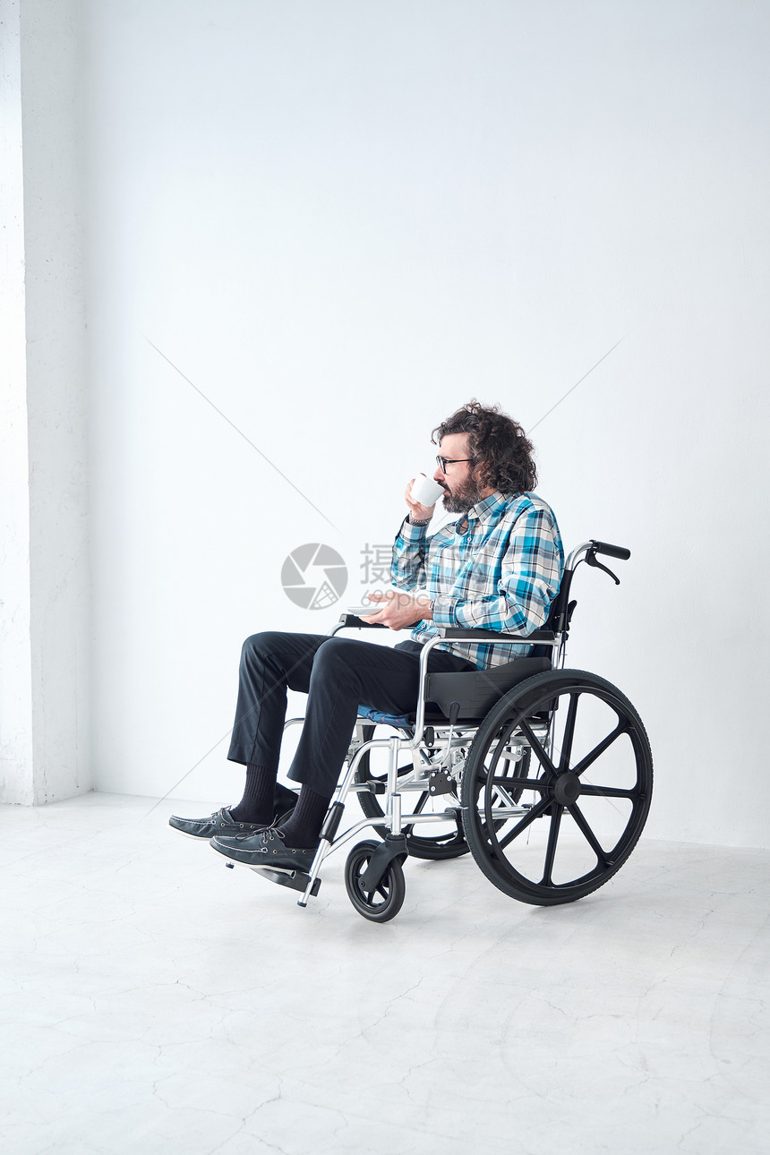 男独自生活减值轮椅男图片