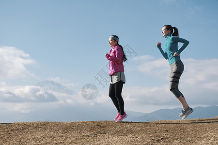 绝美的景色享受锻炼富士外国人女子跑步图片