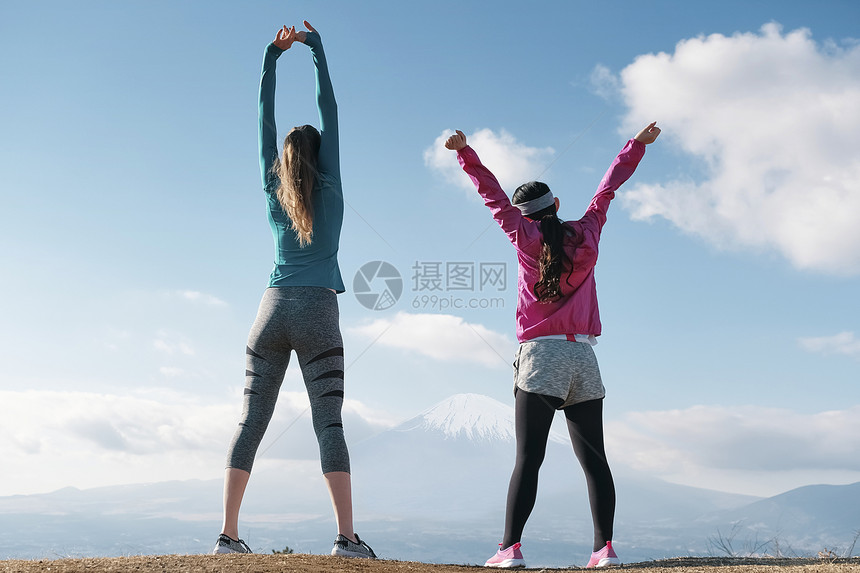 旅行者健康蓝蓝的天空富士外国人女子健身图片