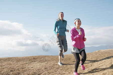 年轻美女户外跑步运动图片