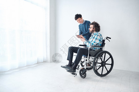 坐在轮椅上的男性图片