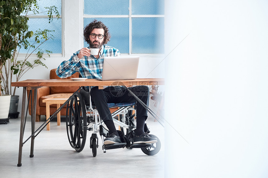文书工作个人电脑年轻人轮椅商人图片