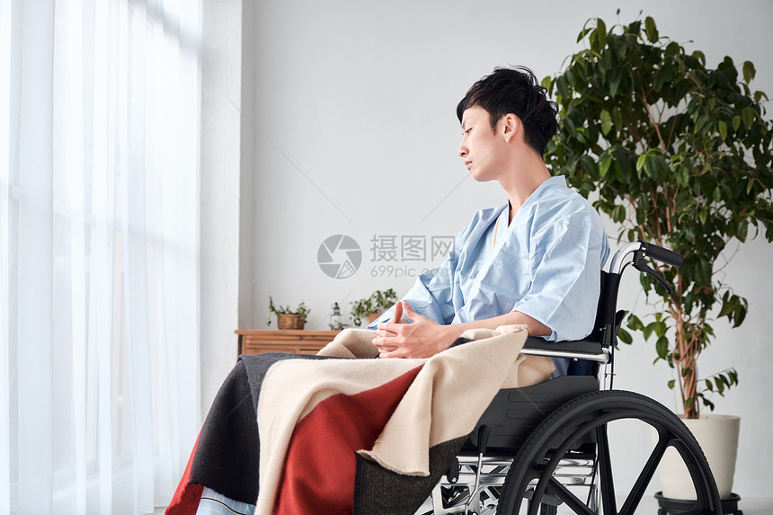 生命住院有缺陷的坐在轮椅上的男人图片