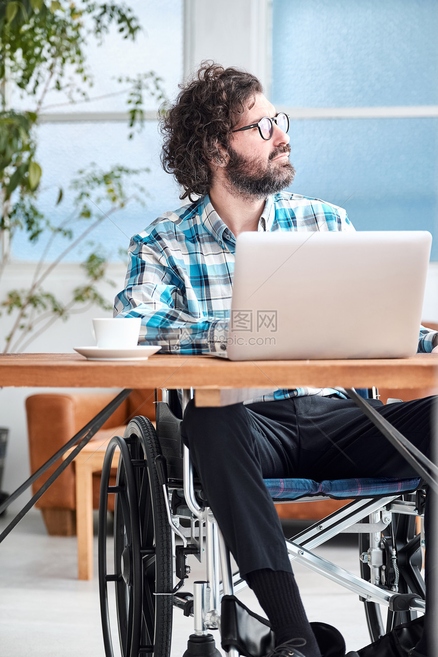 旅馆单人康复轮椅商人图片
