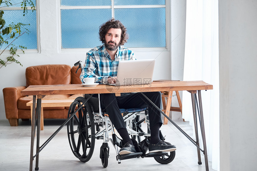 一个独立的业务文稿空间骨伤轮椅商人图片