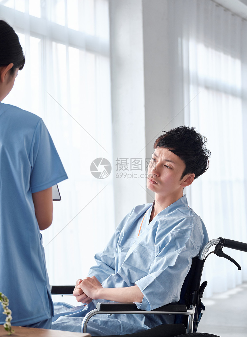 康复身体检查壮年坐在轮椅上的男人图片