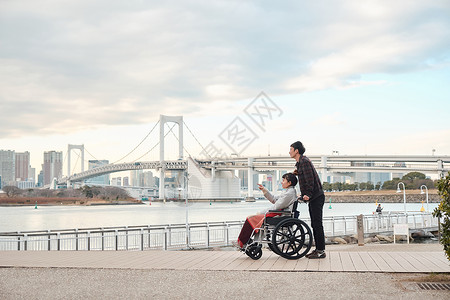 无障碍男二十几岁轮椅妇女和男子图片
