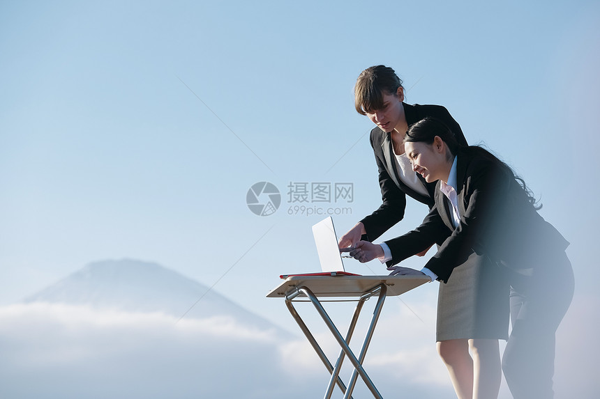 外国公司如画般的景色事业女女商人全球企业fujisan图片