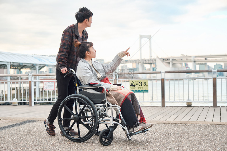 海岸婚姻残疾轮椅妇女和男子图片