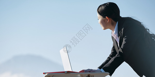 蓝蓝的天空蓝天职业女女商人个人计算机业务图片