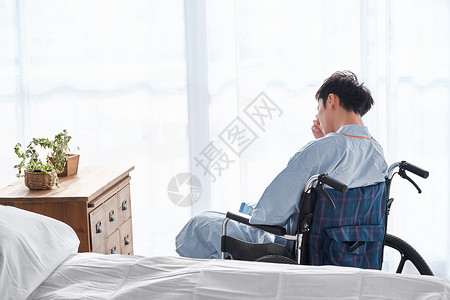 凌乱起居室思考坐在轮椅上的男人图片