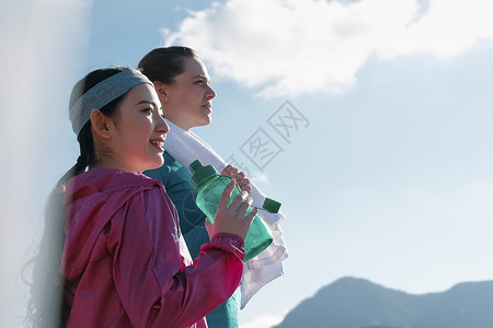 蓝天运动白人外国人女人健身补水背景图片