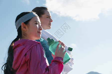 景点减肥练习外国人女人健身补水图片