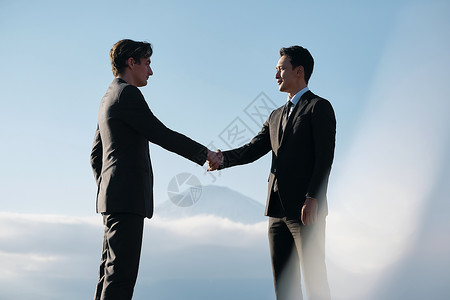 问候白种人日本商人握手全球企业图片