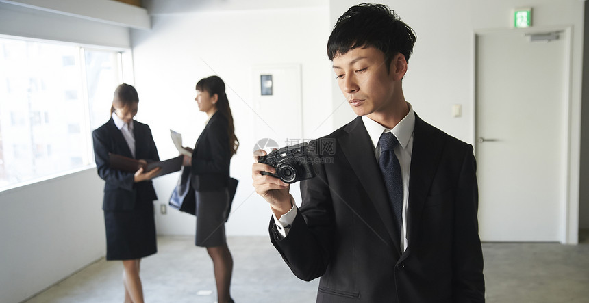 房地产工作人员查看房产图片