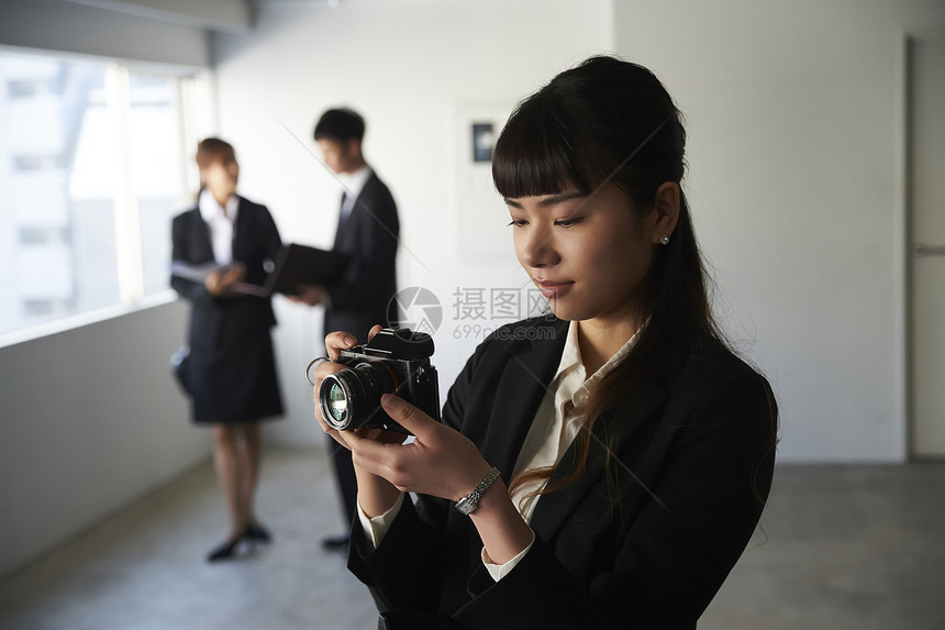 公司职员在记录考察房地产建筑信息图片