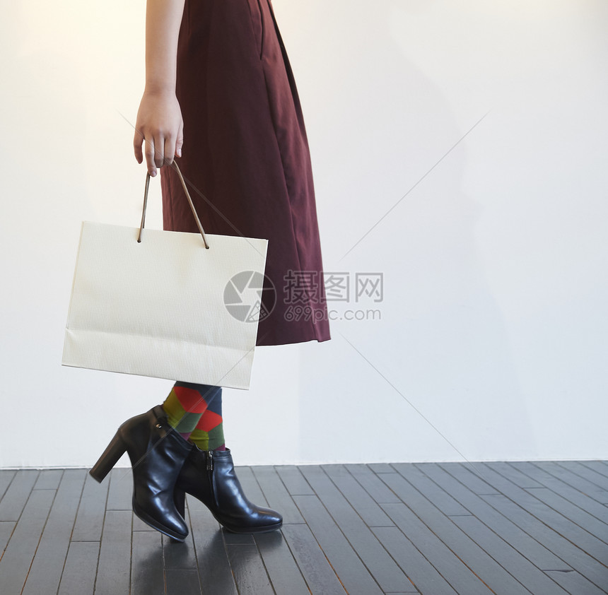 女人提购物袋图片