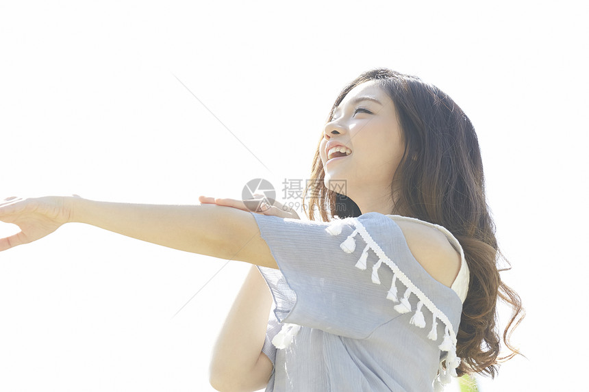 户外郊游的年轻女子图片