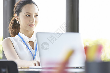事业笔记本电脑的商务女性图片