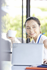 喝咖啡休息的年轻女子图片