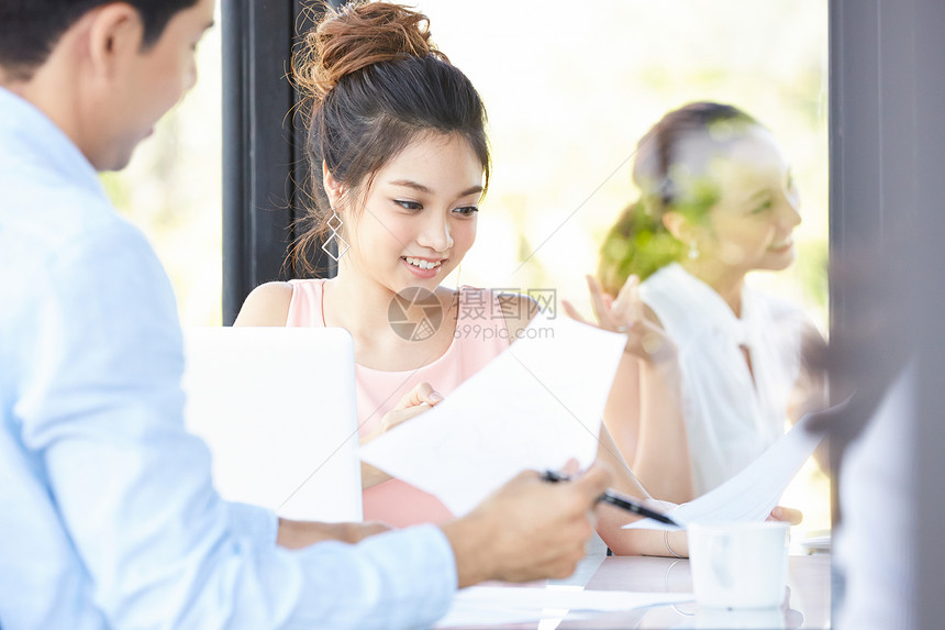 看着文件的青年女子图片