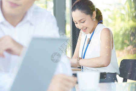 低头微笑的职场女性图片