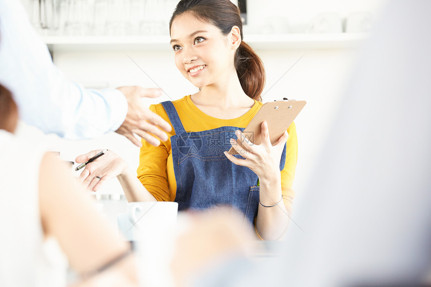 咖啡馆点单工作的年轻女子图片