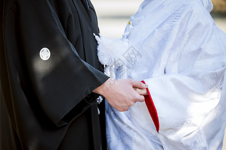 两个人握手的日式婚礼图片