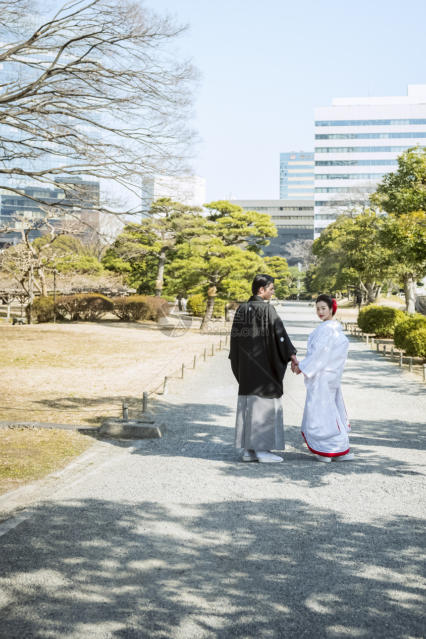 穿日本服饰的情侣写真图片