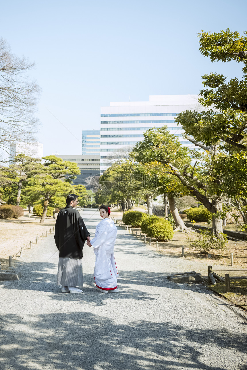 穿日本服饰的情侣写真图片